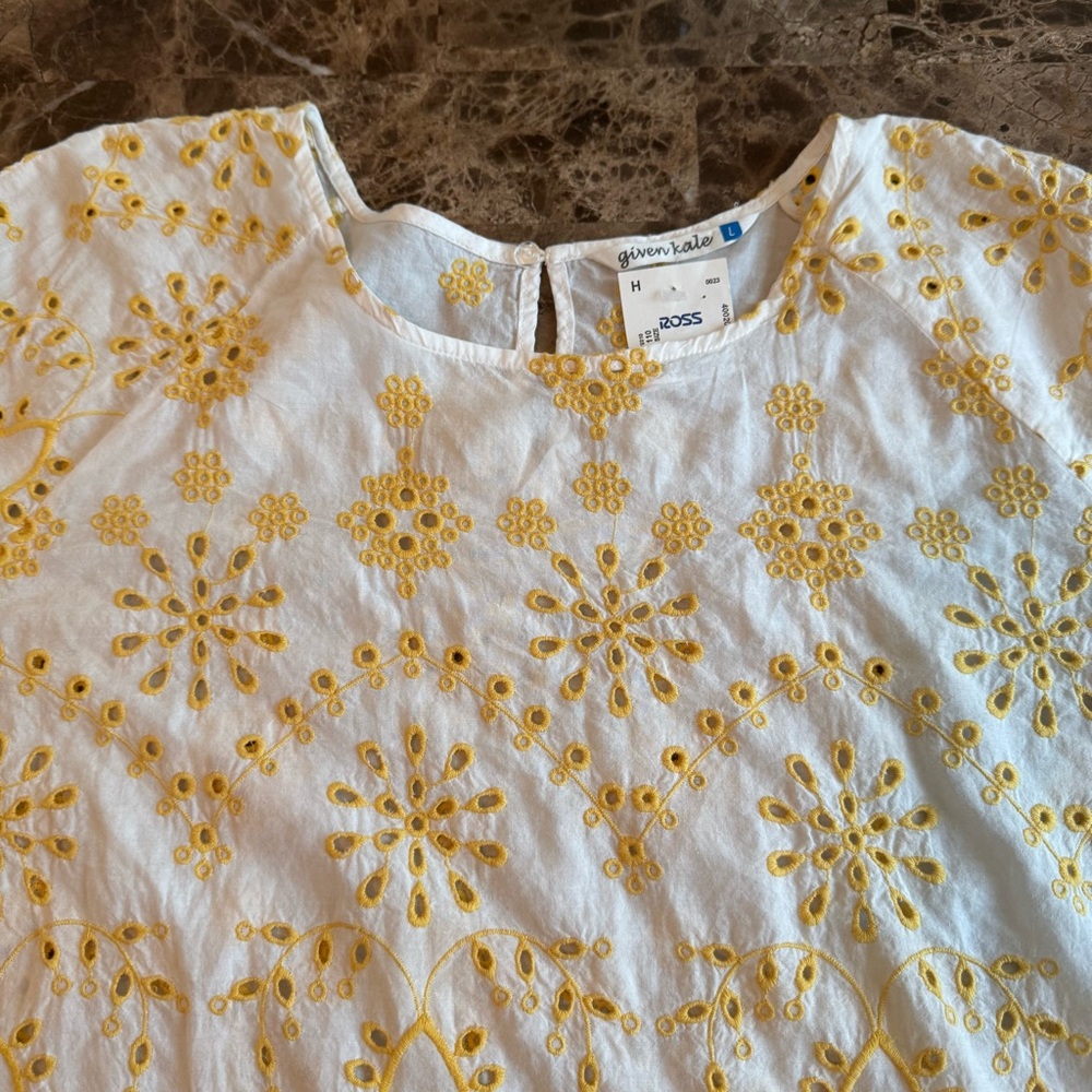 NWT Given Kale Women Top Size M Yellow Floral Eyelet Embroidered Scalloped Hem - Picture 7 of 12